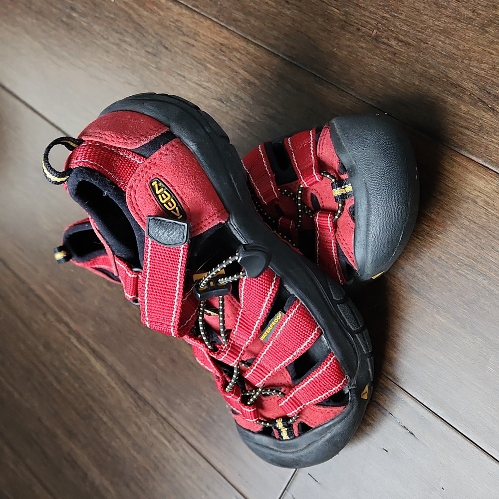 Boys Keen sport sandals size 4